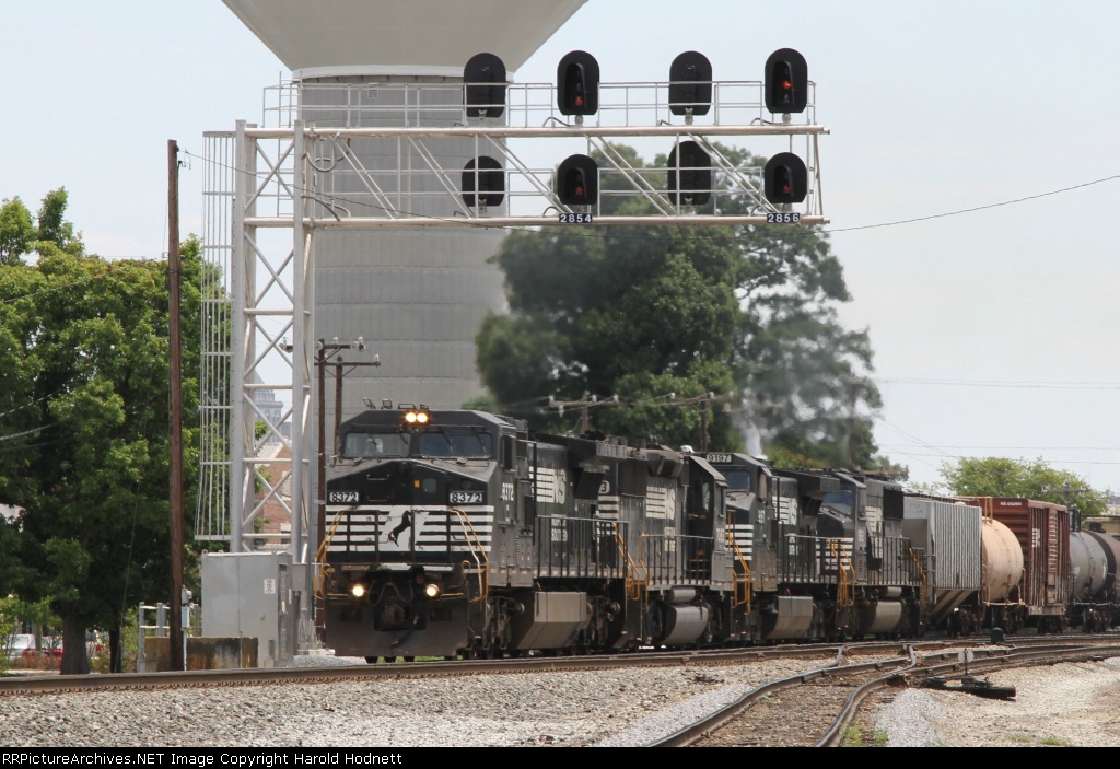 NS 8372 leads train 186 at Aycock